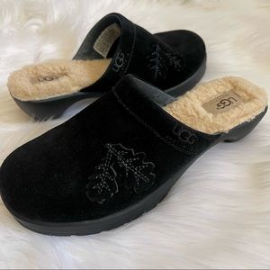 UGG women’s clogs fur lined upper suede black size 8